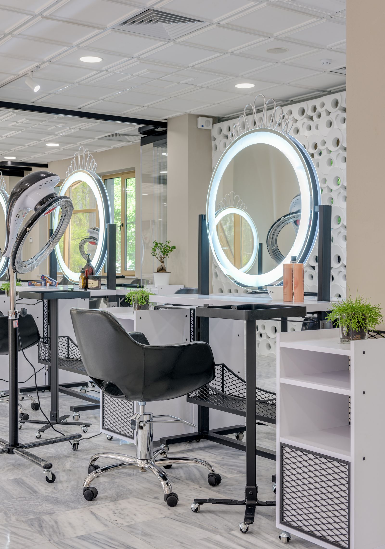 Čistý a moderní interiér kadeřnického salonu